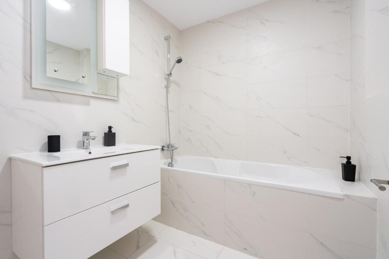 Zen Studios - Central Escape With Parking Bukares Bagian luar foto