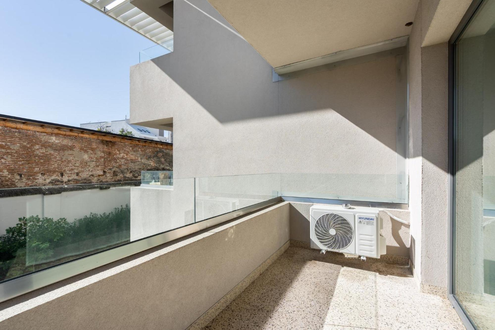 Zen Studios - Central Escape With Parking Bukares Bagian luar foto