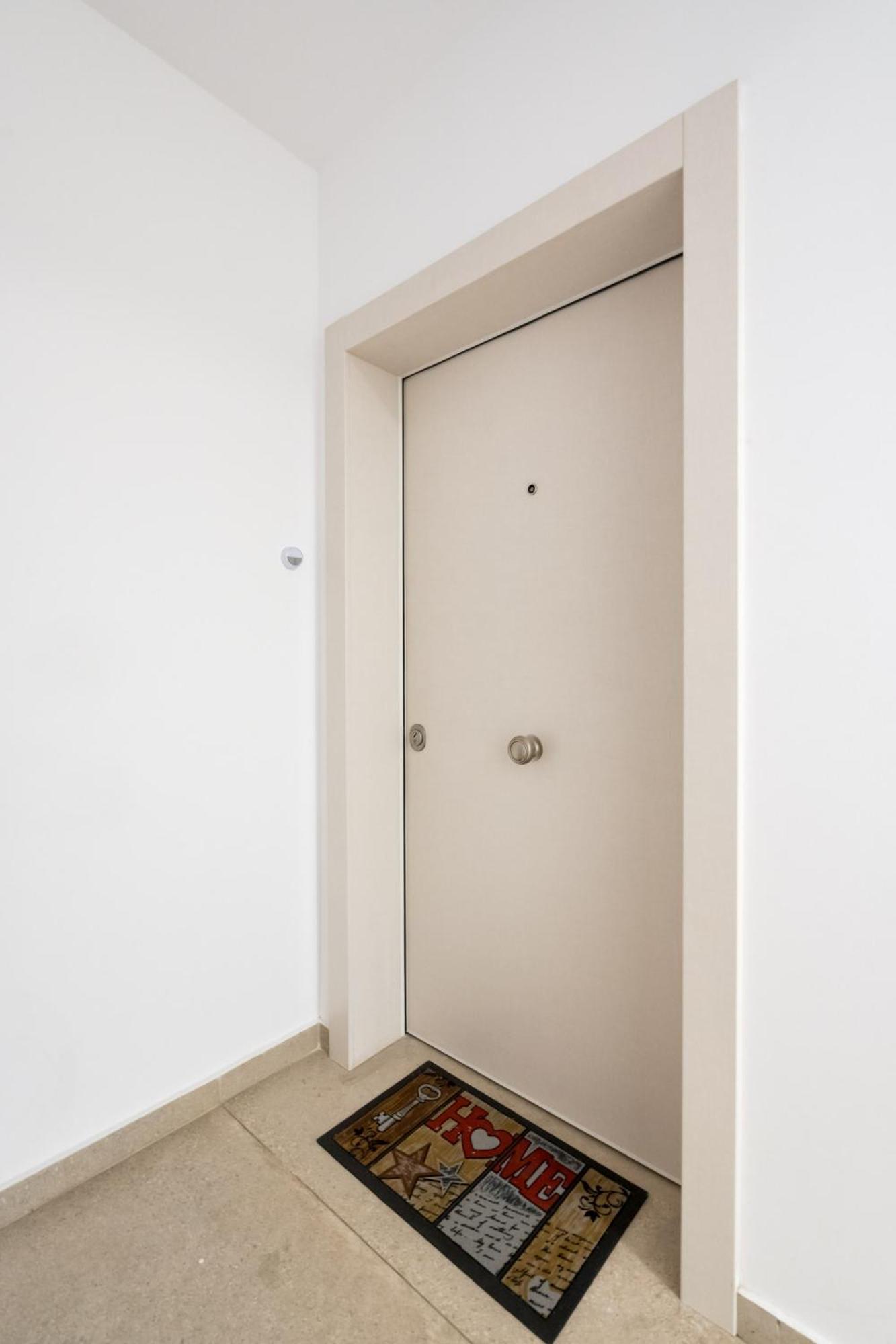 Zen Studios - Central Escape With Parking Bukares Bagian luar foto